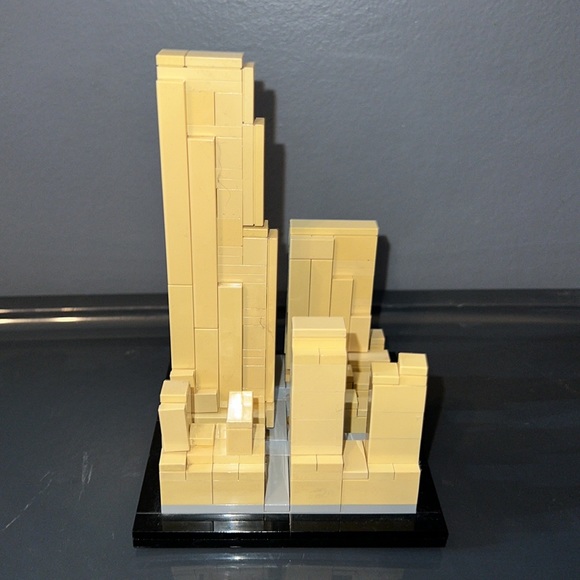 Retired Rockefeller Center Lego 21007 - Picture 5 of 7